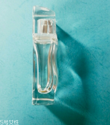 水生調(diào)聞起來像什么？讓人想起大海的香水