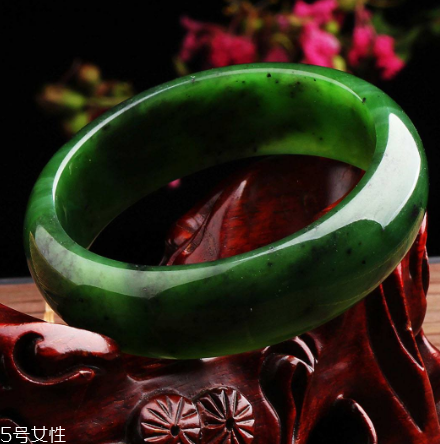 玉手鐲可以戴著睡覺(jué)嗎？玉手鐲有助于睡眠