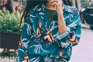 碎花衣服怎么搭配？美上天的秘密武器