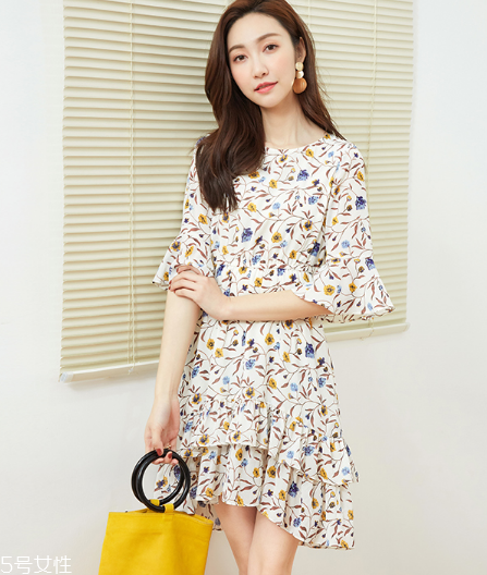 碎花衣服怎么搭配？美上天的秘密武器