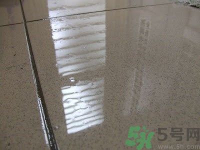家里地板返潮怎么辦？墻上流水是怎么回事？