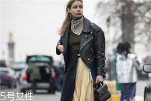 春天百褶裙怎么搭配？春天要這樣穿百褶裙才好看