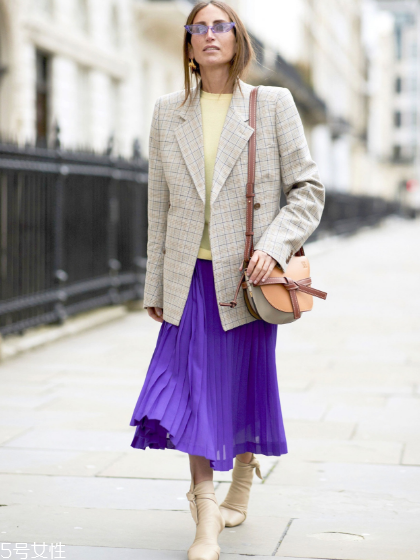 春天百褶裙怎么搭配？春天要這樣穿百褶裙才好看