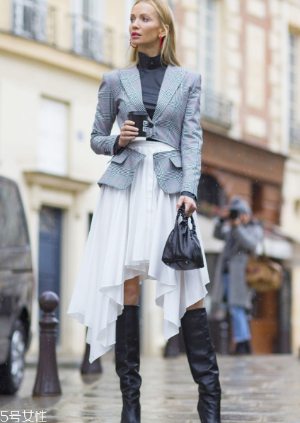 春天百褶裙怎么搭配？春天要這樣穿百褶裙才好看