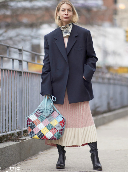 春天百褶裙怎么搭配？春天要這樣穿百褶裙才好看