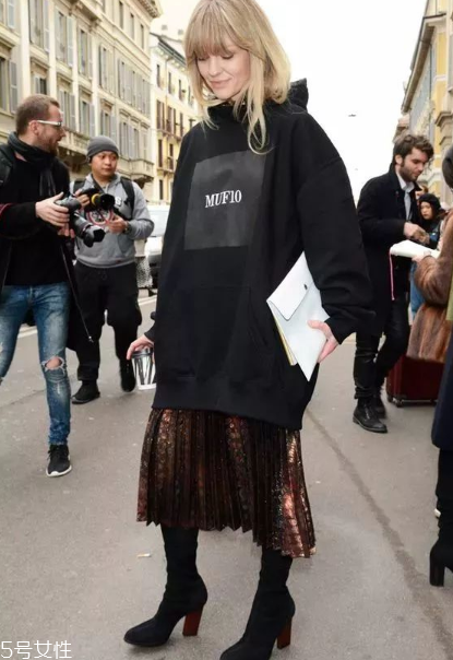 春天百褶裙怎么搭配？春天要這樣穿百褶裙才好看