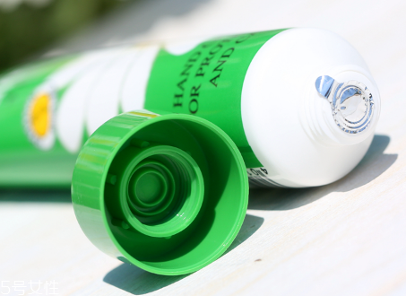 小甘菊護(hù)手霜有兩種嗎 德國小甘菊護(hù)手霜的價格 小甘菊護(hù)手霜有兩種嗎 德國小甘菊護(hù)手霜的價格