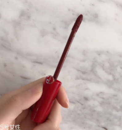 阿瑪尼紅管唇釉200是什么顏色？阿瑪尼紅管200唇部試色