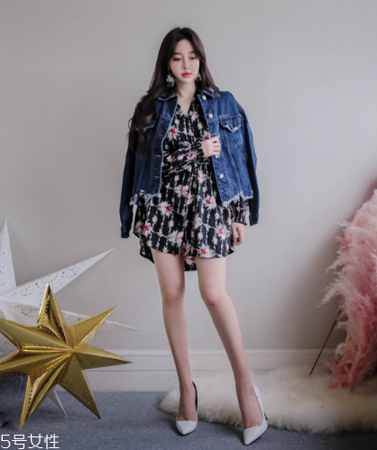 印花連衣裙配什么外套？印花連衣裙搭配外套技巧