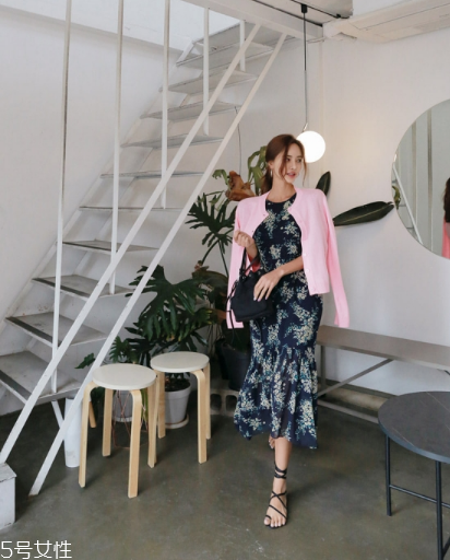 印花連衣裙配什么外套？印花連衣裙搭配外套技巧