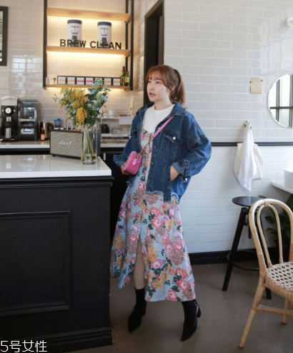 印花連衣裙配什么外套？印花連衣裙搭配外套技巧