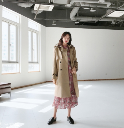 印花連衣裙配什么外套？印花連衣裙搭配外套技巧