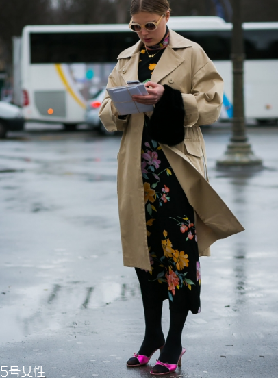 印花連衣裙配什么外套？印花連衣裙搭配外套技巧