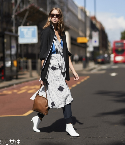 印花連衣裙配什么外套？印花連衣裙搭配外套技巧