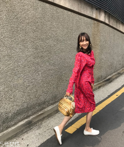 紅色連衣裙配什么鞋子好看？紅色連衣裙搭配鞋子示范