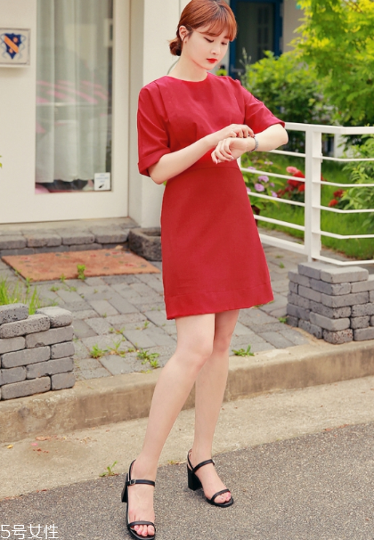 紅色連衣裙配什么鞋子好看？紅色連衣裙搭配鞋子示范