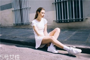 小白鞋磨腳后跟怎么辦？小白鞋磨腳問題輕松解決