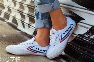 小白鞋前面擠腳怎么辦？小白鞋前面擠腳解決方法