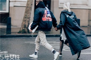 小白鞋染了黑色怎么辦？小白鞋染了黑色清洗方法
