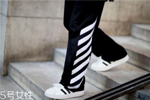 小白鞋有點(diǎn)頂腳怎么辦？小白鞋頂腳的解決方案