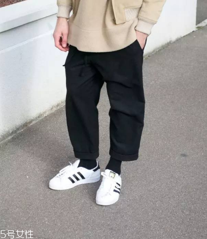 小白鞋上的泥怎么去除？小白鞋上的泥點(diǎn)清洗方法