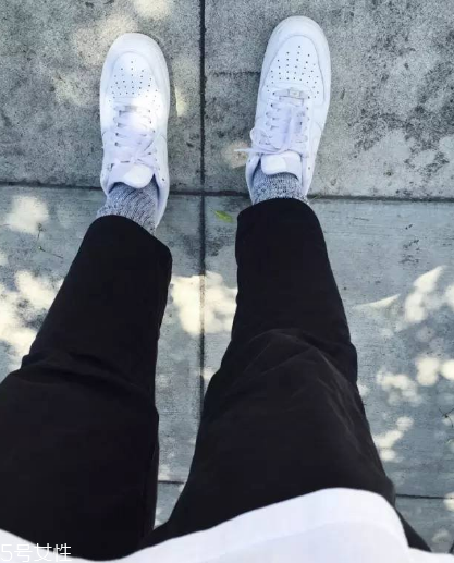 小白鞋上的泥怎么去除？小白鞋上的泥點(diǎn)清洗方法