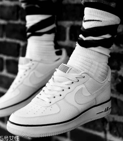 小白鞋上有膠怎么去除？小白鞋上的膠去除方法