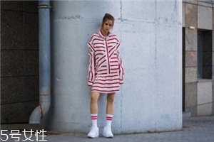 小白鞋沾墨水了怎么辦？小白鞋上的墨水去除方法