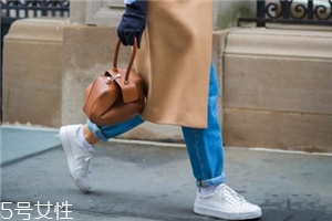 小白鞋蹭出黑條怎么辦？小白鞋黑印清洗方法