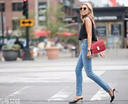 直筒身材女生怎么搭配？直筒身材女生搭配技巧