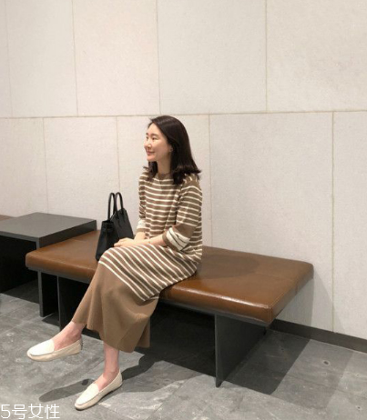 條紋連衣裙配什么鞋子？條紋連衣裙搭配鞋子圖片