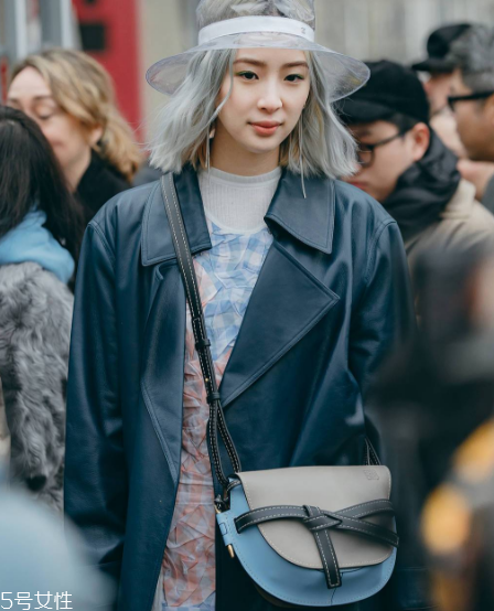 loewe gate bag尺寸多大？羅意威18新款馬鞍包有幾種尺寸