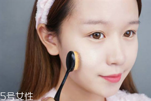 刷子和海綿上粉底液有什么區(qū)別 刷子和海綿的適用人群 刷子和海綿上粉底液有什么區(qū)別 刷子和海綿的適用人群