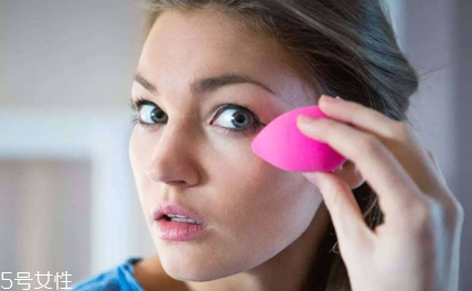 刷子和海綿上粉底液有什么區(qū)別 刷子和海綿的適用人群 刷子和海綿上粉底液有什么區(qū)別 刷子和海綿的適用人群