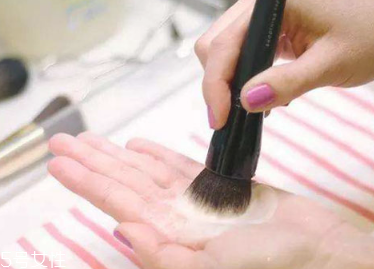 刷子和海綿上粉底液有什么區(qū)別 刷子和海綿的適用人群 刷子和海綿上粉底液有什么區(qū)別 刷子和海綿的適用人群