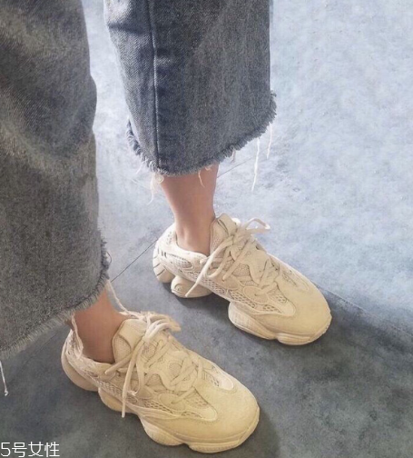 yeezy 500偏碼嗎？yeezy 500鞋碼標(biāo)準(zhǔn)嗎