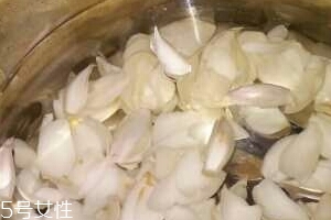 新鮮百合能泡水喝嗎？新鮮百合泡水好嗎？