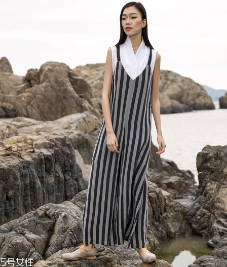 連體褲怎么穿好看？連體褲搭配技巧