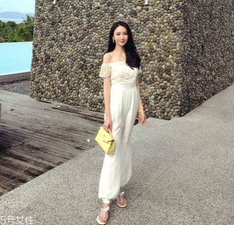 連體褲怎么穿好看？連體褲搭配技巧