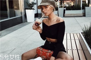 鎖骨鏈怎么搭配？鎖骨鏈搭配衣服技巧