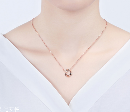 鎖骨鏈怎么搭配？鎖骨鏈搭配衣服技巧