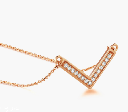 鎖骨鏈怎么搭配？鎖骨鏈搭配衣服技巧