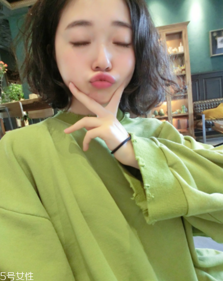 熒光色怎么搭配不顯黑？熒光色衣服搭配竅門