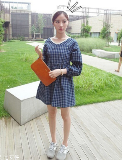 格子連衣裙搭配什么鞋子？格子連衣裙搭配技巧