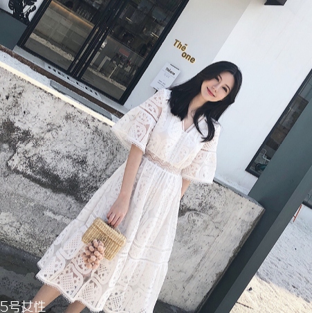 白色連衣裙怎么搭配？白色連衣裙搭配技巧