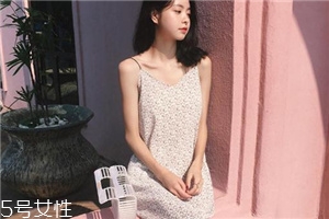 吊帶裙怎么穿好看？吊帶裙穿搭技巧