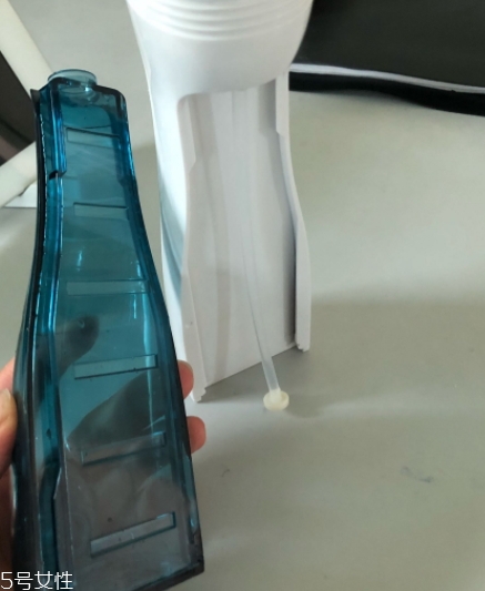 沖牙器和牙線哪個(gè)好？沖牙器和牙線的優(yōu)缺點(diǎn)