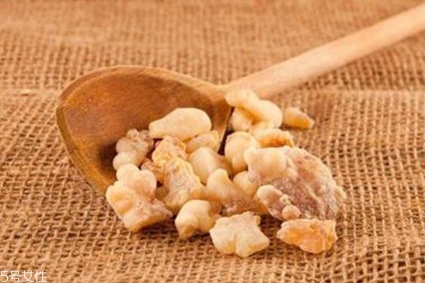 乳香純露的功效與作用 乳香純露的美容功效 乳香純露的功效與作用 乳香純露的美容功效