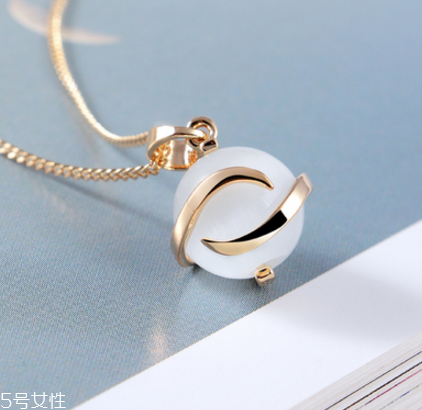 項(xiàng)鏈?zhǔn)屈S金還是鉑金好？項(xiàng)鏈買(mǎi)黃金還是鉑金