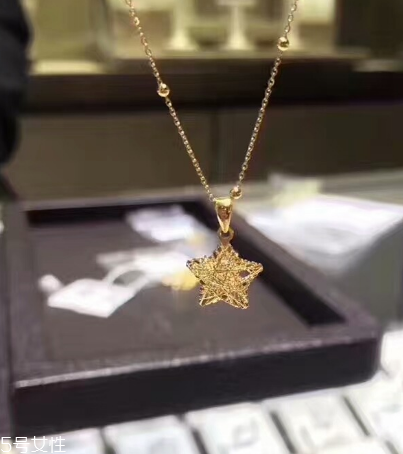 項(xiàng)鏈?zhǔn)屈S金還是k金好？項(xiàng)鏈選黃金還是k金